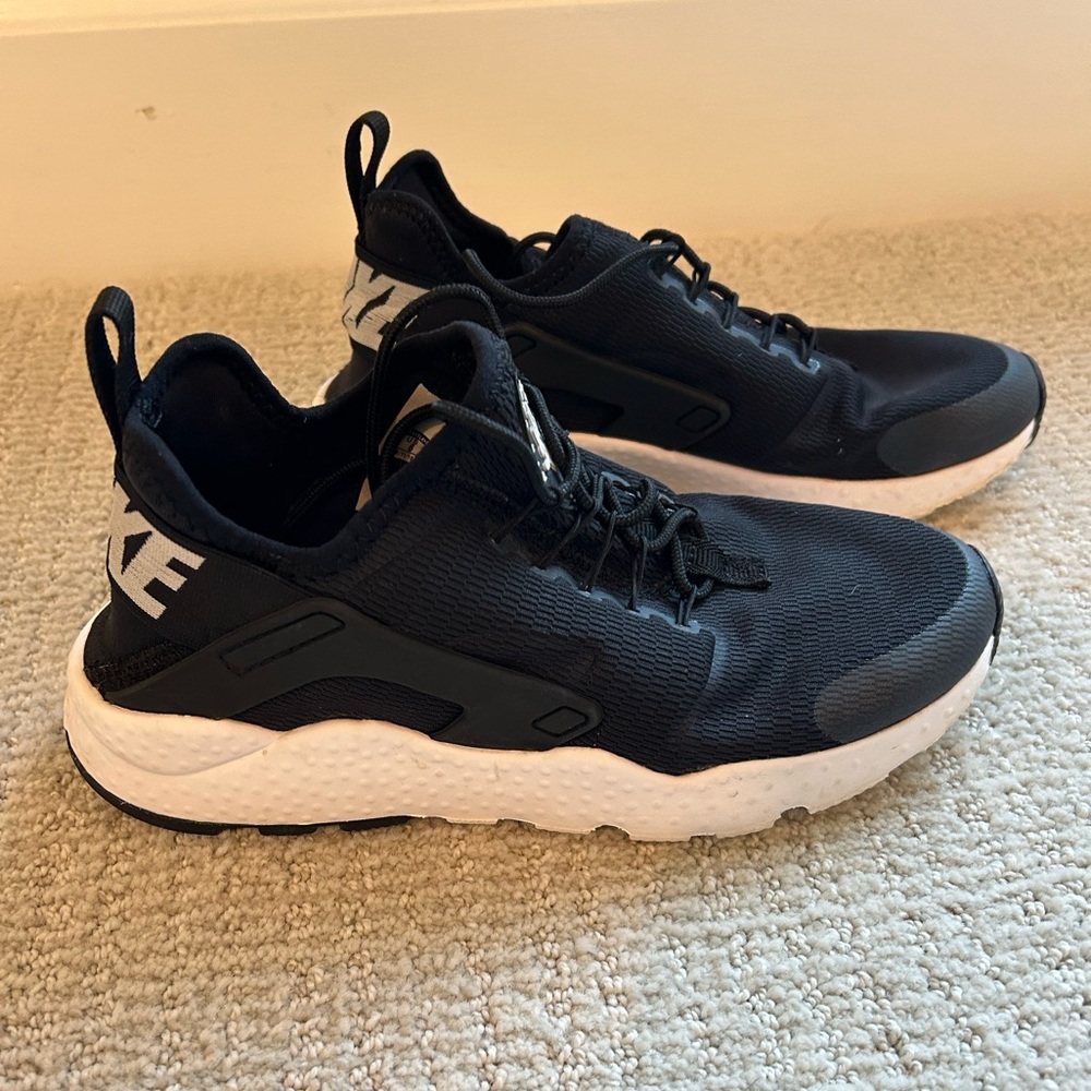 Women's Nike size 6 black & white. Close to perfect condition
